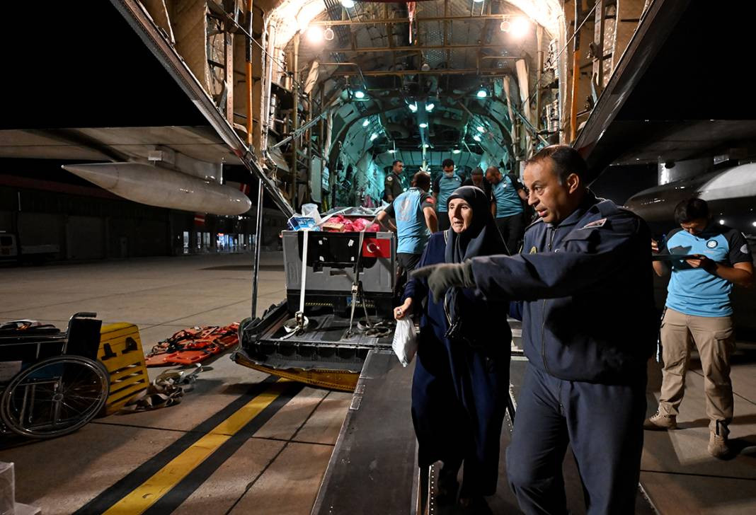 Hacda sağlık sorunları yaşayan 13 kişi Türkiye'ye getirildi - Resim: 6